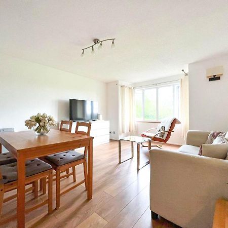 Lovely 2 Bedroom Flat With Free Parking, Great Transport Links To Central London, The Excel Centre, Canary Wharf And The O2! Экстерьер фото
