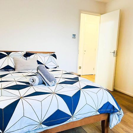 Lovely 2 Bedroom Flat With Free Parking, Great Transport Links To Central London, The Excel Centre, Canary Wharf And The O2! Экстерьер фото