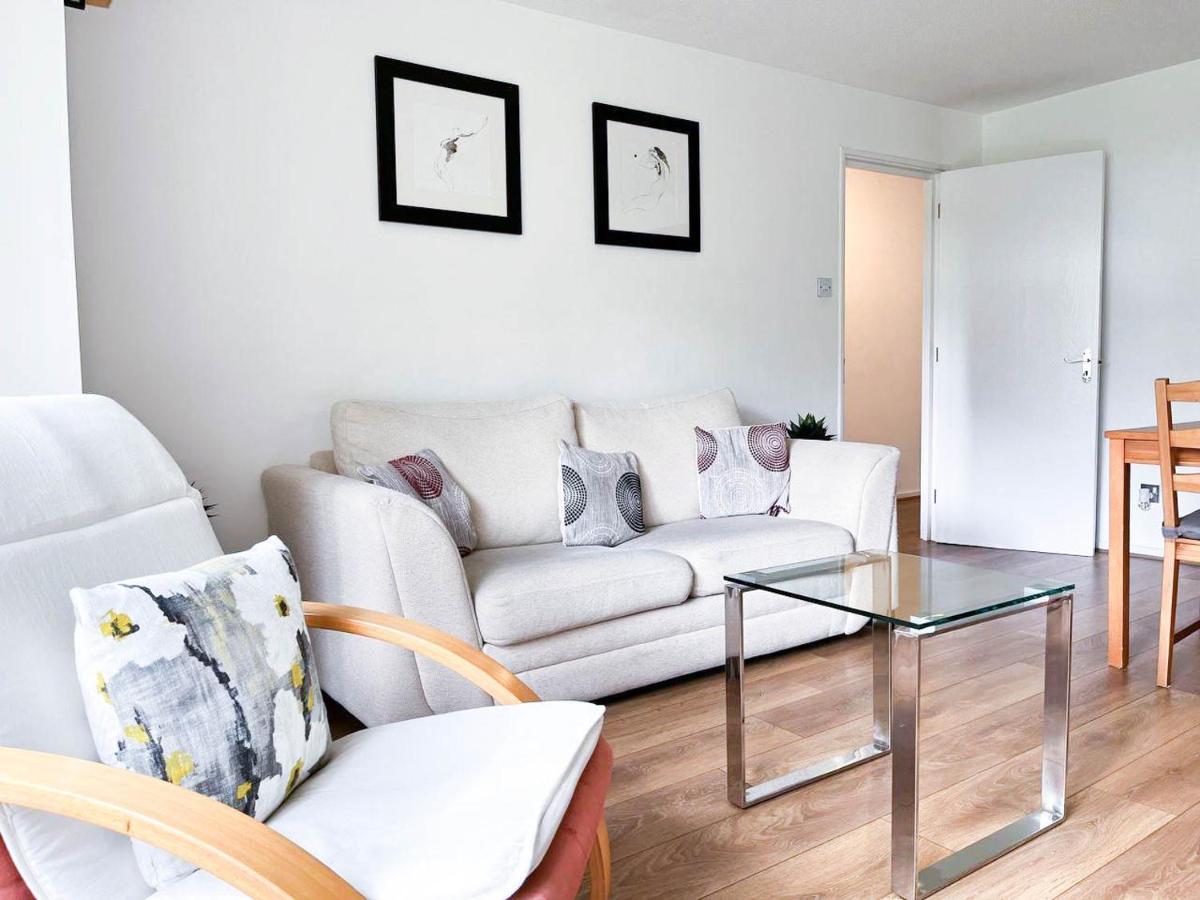 Lovely 2 Bedroom Flat With Free Parking, Great Transport Links To Central London, The Excel Centre, Canary Wharf And The O2! Экстерьер фото