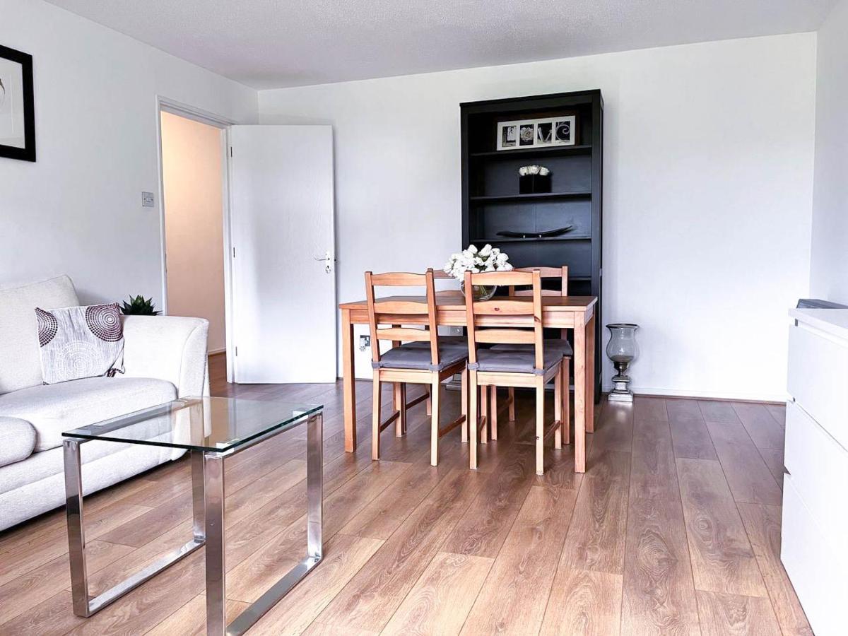 Lovely 2 Bedroom Flat With Free Parking, Great Transport Links To Central London, The Excel Centre, Canary Wharf And The O2! Экстерьер фото