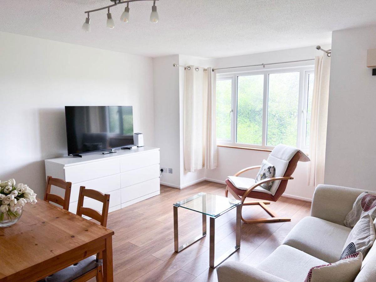 Lovely 2 Bedroom Flat With Free Parking, Great Transport Links To Central London, The Excel Centre, Canary Wharf And The O2! Экстерьер фото