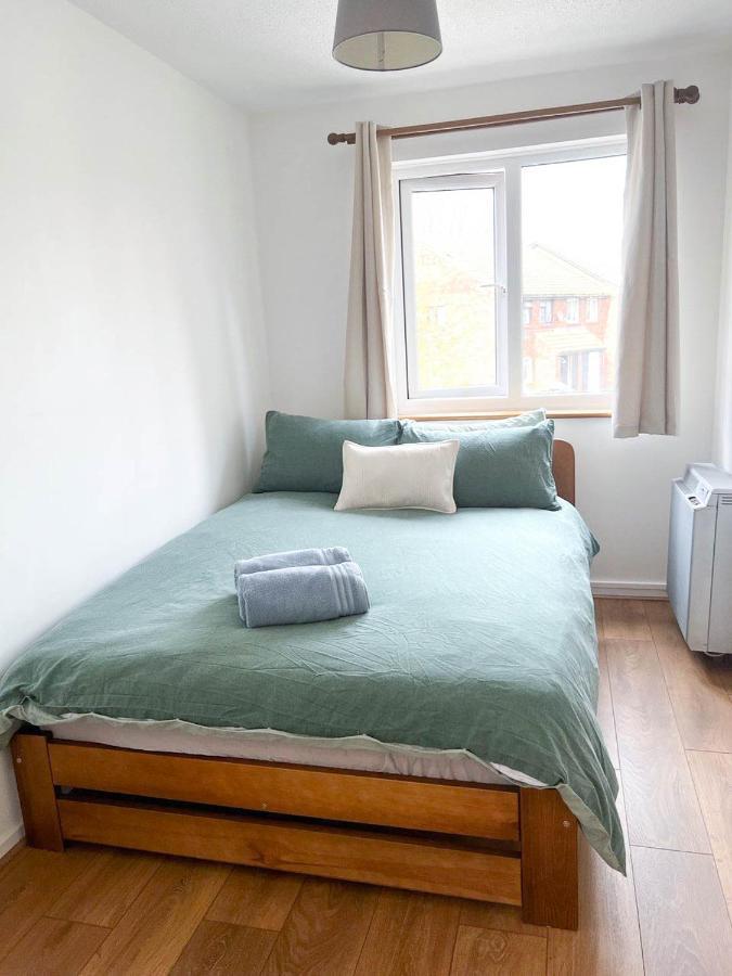 Lovely 2 Bedroom Flat With Free Parking, Great Transport Links To Central London, The Excel Centre, Canary Wharf And The O2! Экстерьер фото
