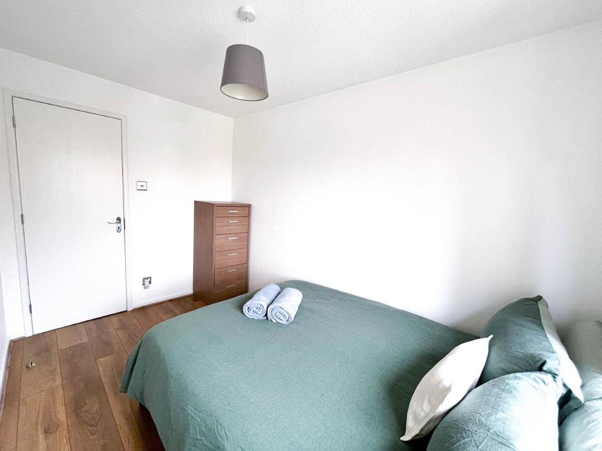 Lovely 2 Bedroom Flat With Free Parking, Great Transport Links To Central London, The Excel Centre, Canary Wharf And The O2! Экстерьер фото