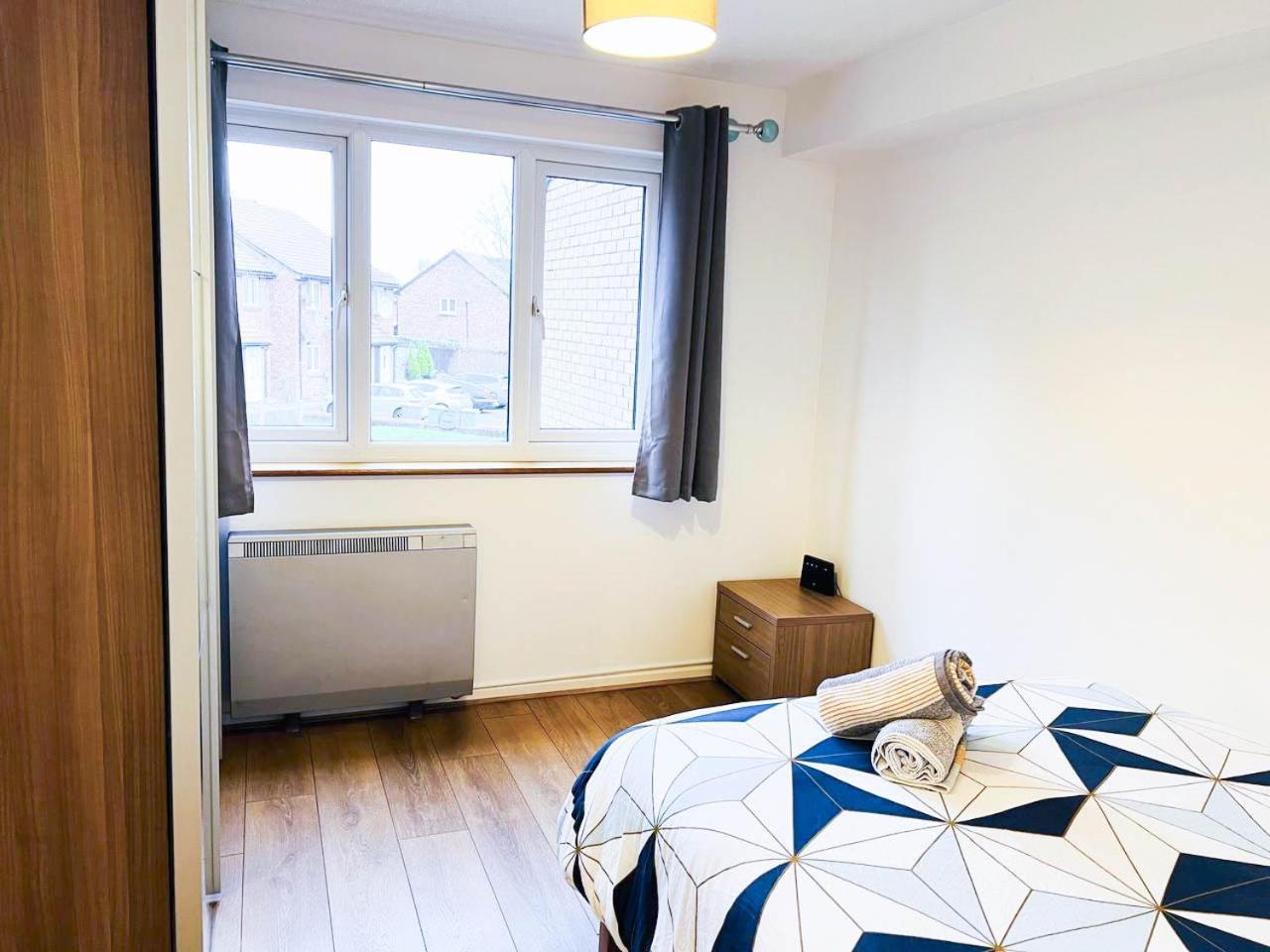Lovely 2 Bedroom Flat With Free Parking, Great Transport Links To Central London, The Excel Centre, Canary Wharf And The O2! Экстерьер фото